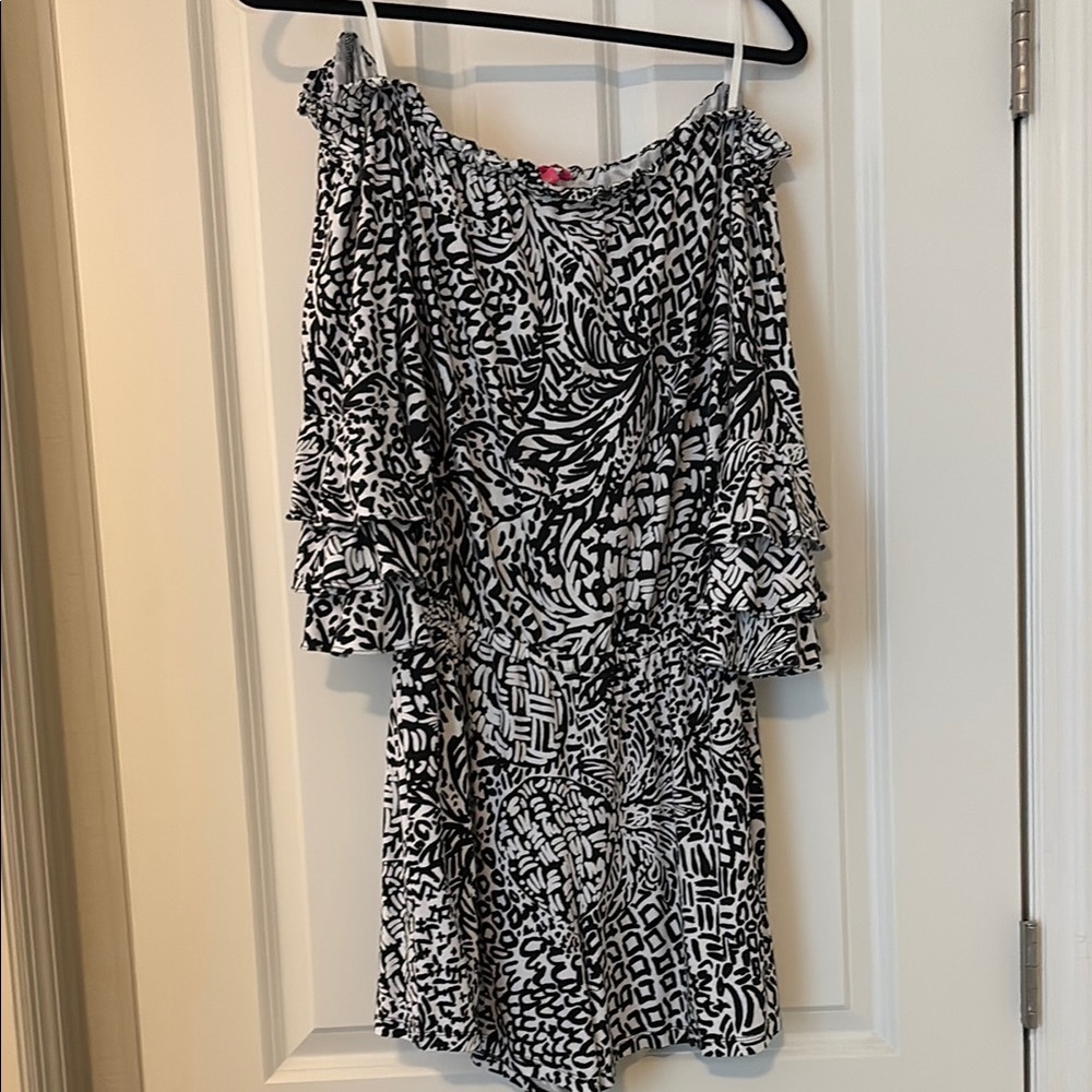 Lilly
Pulitzer black and white romper medium